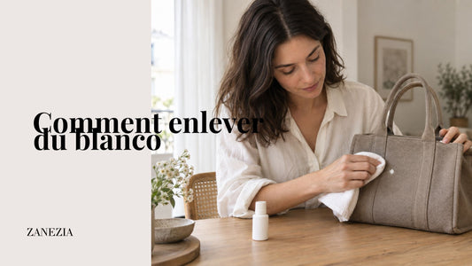 Femme nettoyant une trace de blanco sur un sac en toile taupe avec un chiffon blanc.