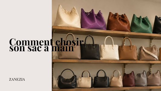 Présentation élégante de sacs à main exposés sur des étagères en bois dans une boutique lumineuse, illustrant un guide pour bien choisir son sac à main selon son style et ses besoins.
