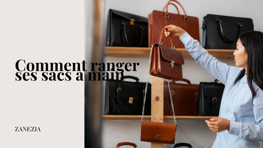 Femme rangeant ses sacs à main sur une étagère de rangement dans un dressing organisé