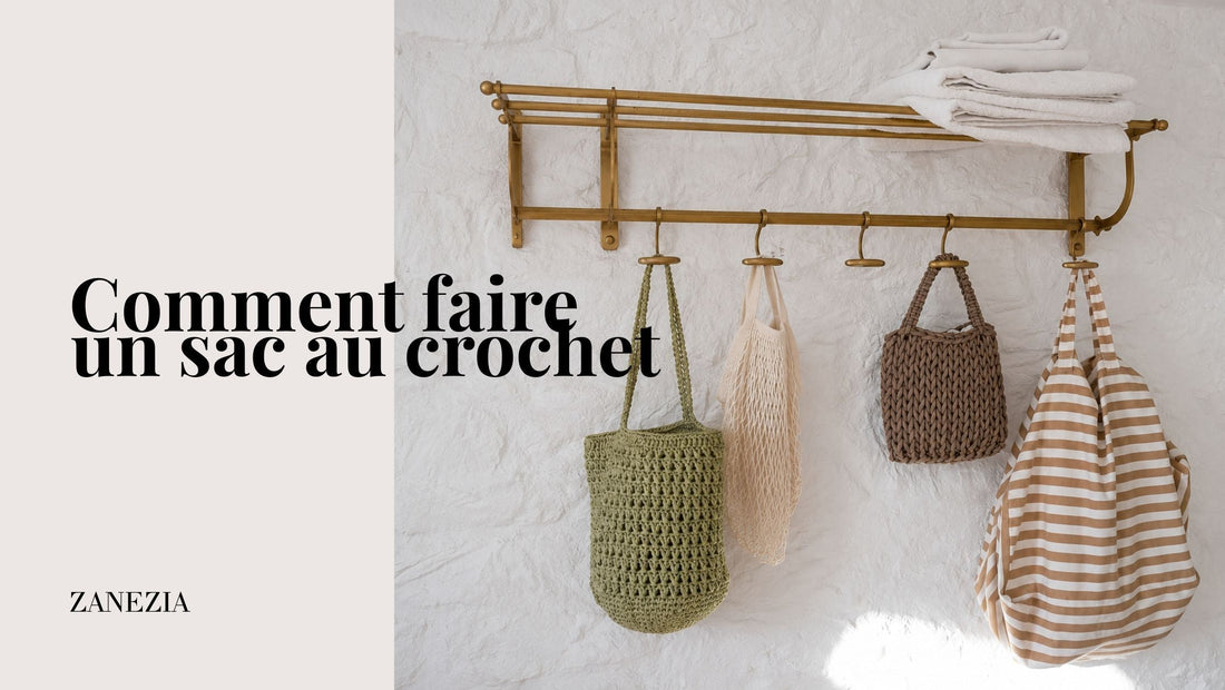 Sacs à main faits au crochet suspendus à des crochets muraux dans un intérieur lumineux aux tons naturels.