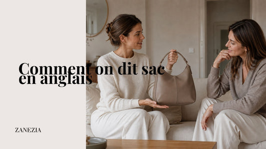 Deux femmes discutant dans un appartement lumineux, l’une présentant un sac à main beige tenu par l’anse.